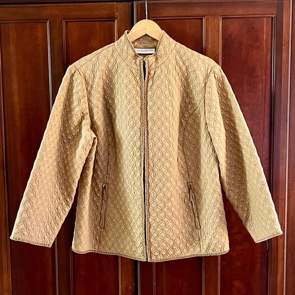 Elizabeth by Liz Claiborne Vintage Quilted Gold Silk Jacket w/ Full Zip Closure.